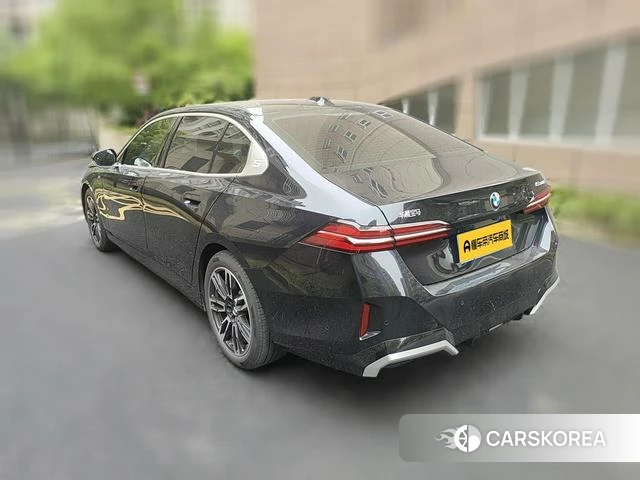 BMW 5 series 2024 Черный из Китая, фото 2