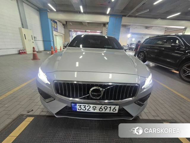 Volvo S60 3rd generation 2023 Серебристо-серый из Кореи, фото 2