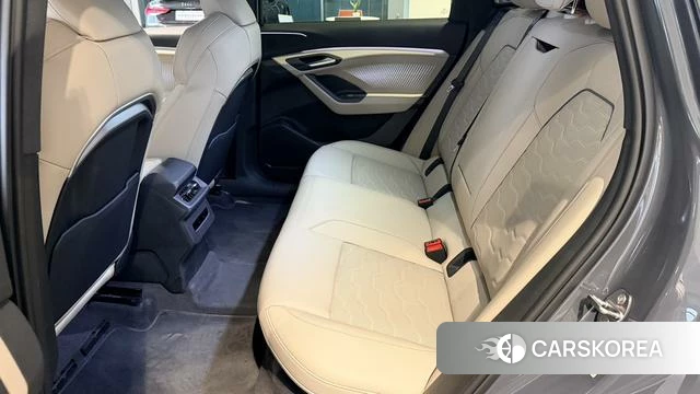 Audi Q6L e-tron 2025 Темно-серый из Китая, фото 6