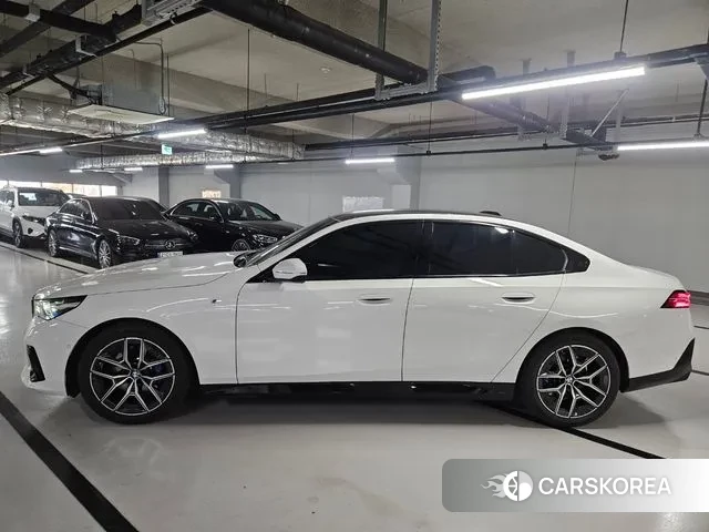 BMW 5 Series (G60) 2025 Белый из Кореи, фото 4