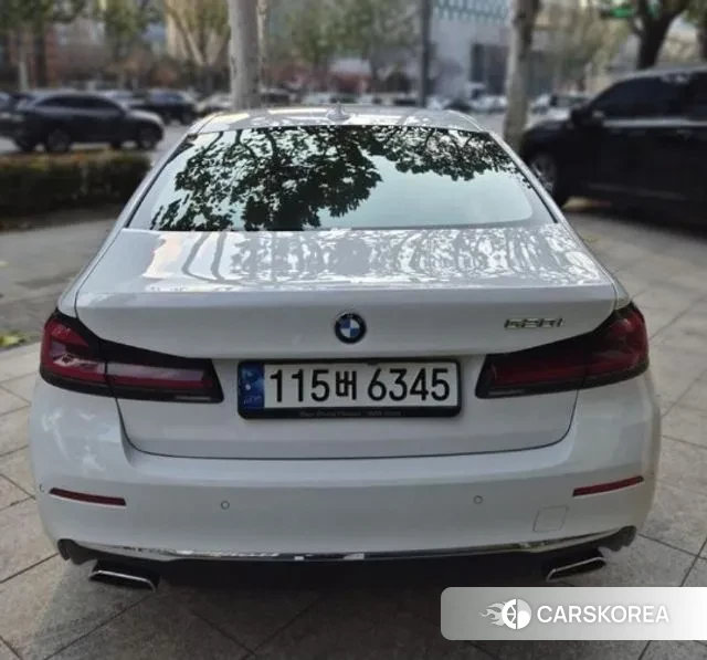 BMW 5 Series (G30) 2022 Белый из Кореи, фото 2
