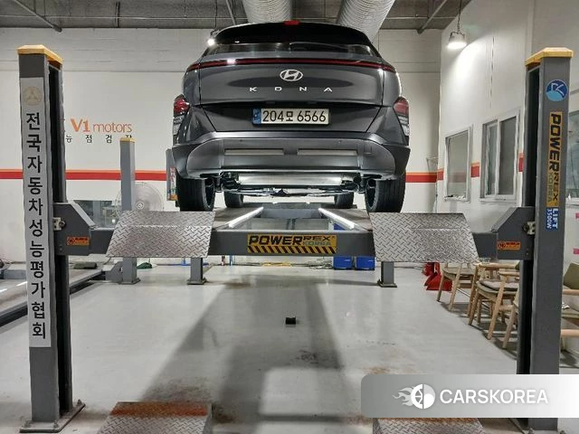 Hyundai Kona (SX2) 2023 Серебристо-серый из Кореи, фото 2