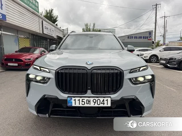 BMW X7 (G07) 2024 Серебристо-серый из Кореи, фото 2