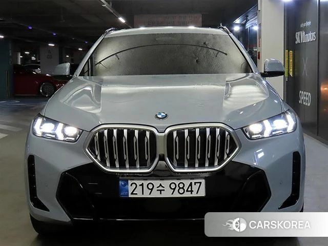 BMW X6 (G06) 2024 Светло-серебряный цвет из Кореи, фото 3