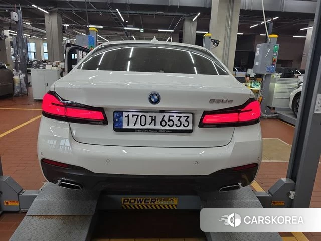 BMW 5 Series (G30) 2023 Белый из Кореи, фото 2