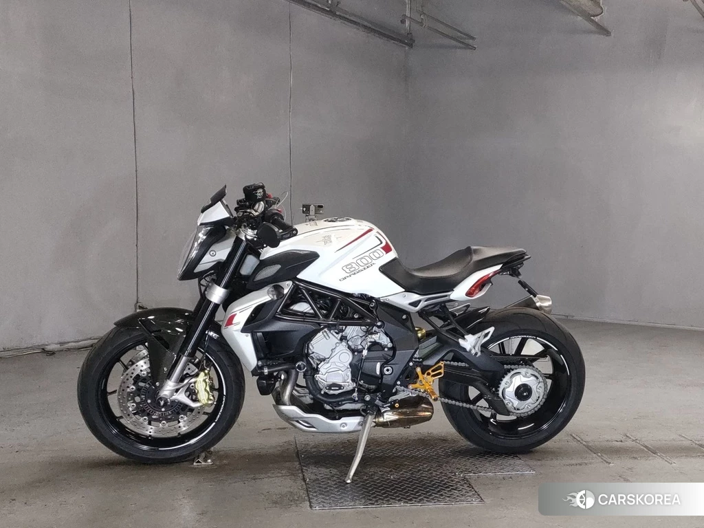 Проданный MV AGUSTA BRUTALE DRAGSTER 800 id 4163872 из Японии, фото 2