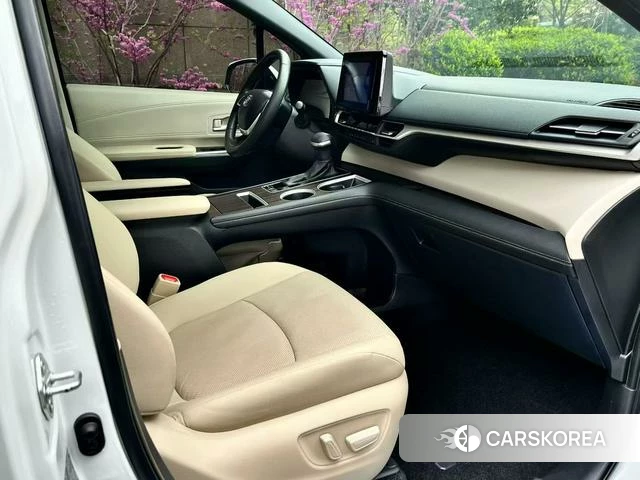 Toyota Saina 2022 Белый из Китая, фото 2
