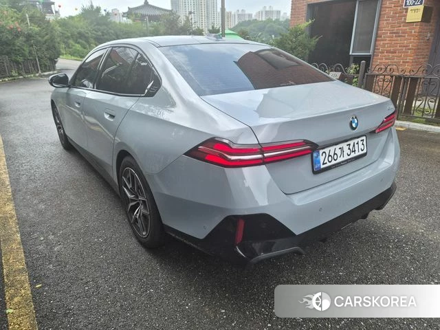 BMW 5 Series (G60) 2026 Светло-серебряный цвет из Кореи, фото 2