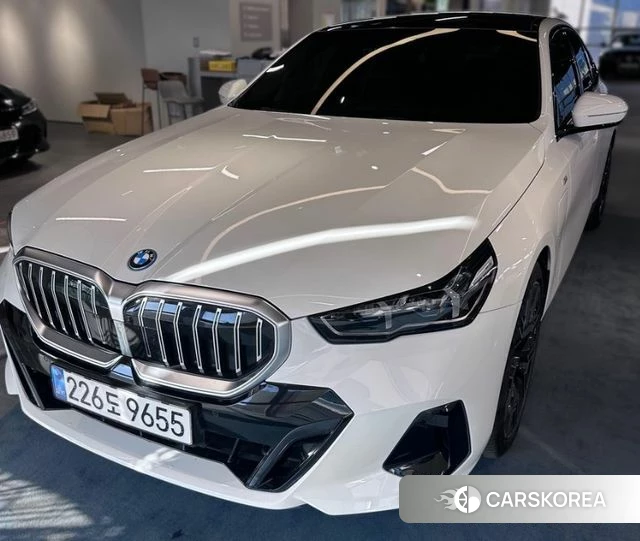 BMW 5 Series (G60) 2025 Белый из Кореи, фото 2