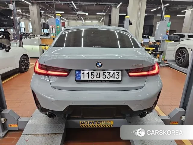 BMW 3 Series (G20) 2023 Светло-серебряный цвет из Кореи, фото 2