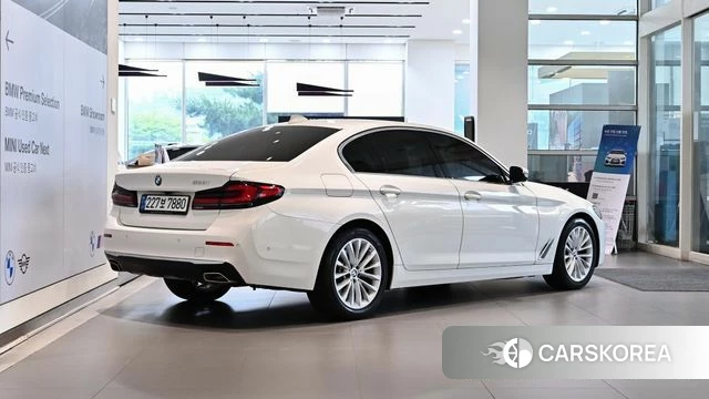BMW 5 Series (G30) 2023 Белый из Кореи, фото 2