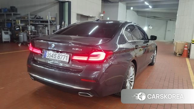 BMW 5 Series (G30) 2023 Серый из Кореи, фото 2