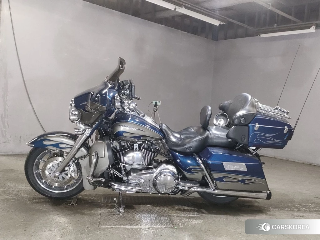 Проданный Harley-Davidson Electra Glide FLHTCUSE1800 CVO 2010 из Японии