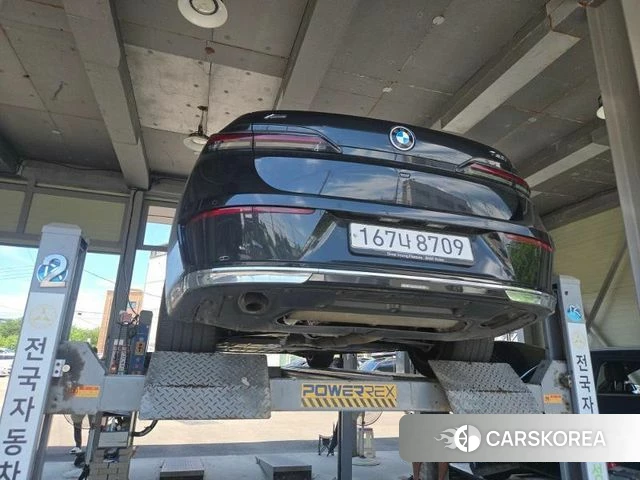 BMW 7 Series (G70) 2023 Черный из Кореи, фото 2