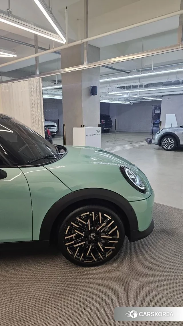 Mini Cooper S 4th Generation 2024 Цвет галактики из Кореи, фото 5