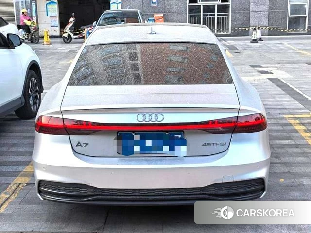 Audi A7 2023 Серебристо-серый из Китая, фото 2