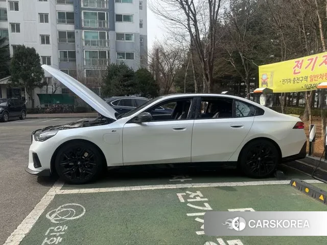 BMW 5 Series (G60) 2025 Черный из Кореи, фото 2