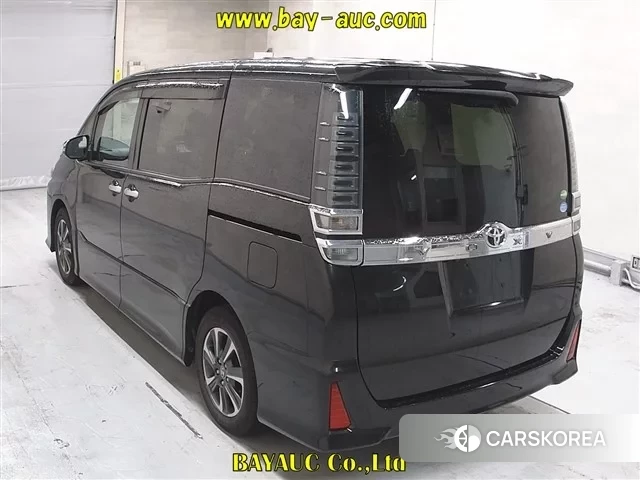 Toyota Voxy 2018 из Японии, фото 2