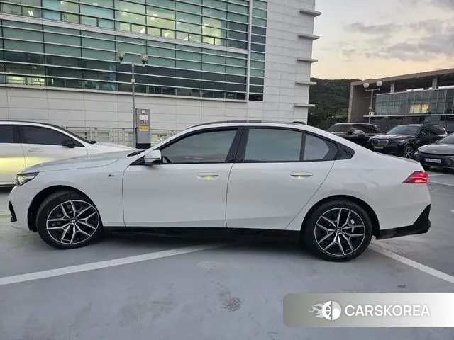 BMW 5 Series (G60) 2025 Белый из Кореи, фото 3