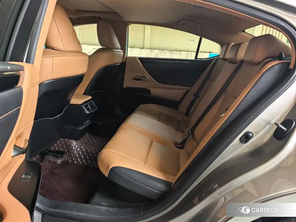 Lexus ES 2022 Silver/gray из Китая, фото 3