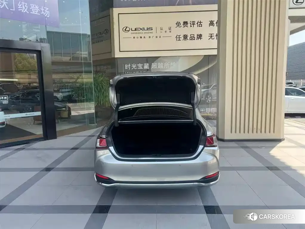 Lexus ES 2023 Silver/gray из Китая, фото 2