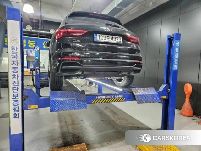 Audi Q3 (F3) 2023 Черный из Кореи, фото 2