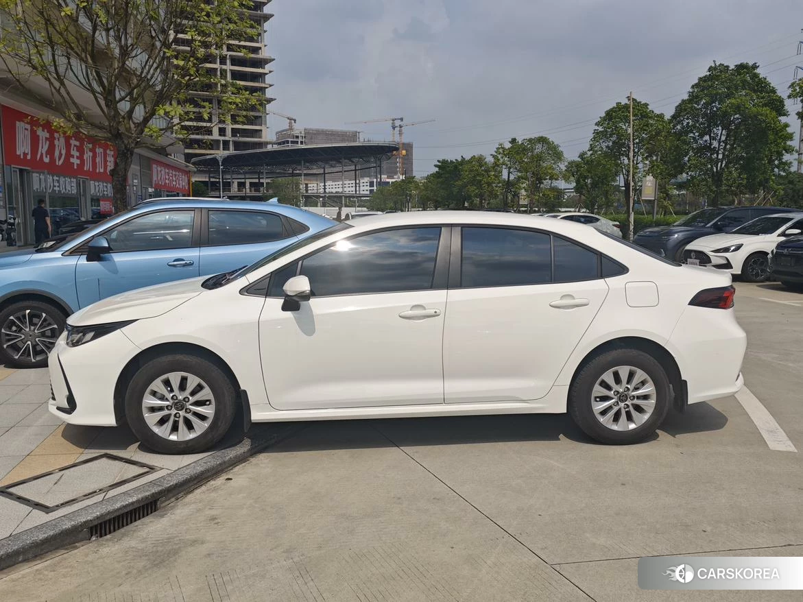 Toyota Corolla 2023 Белый из Китая, фото 2