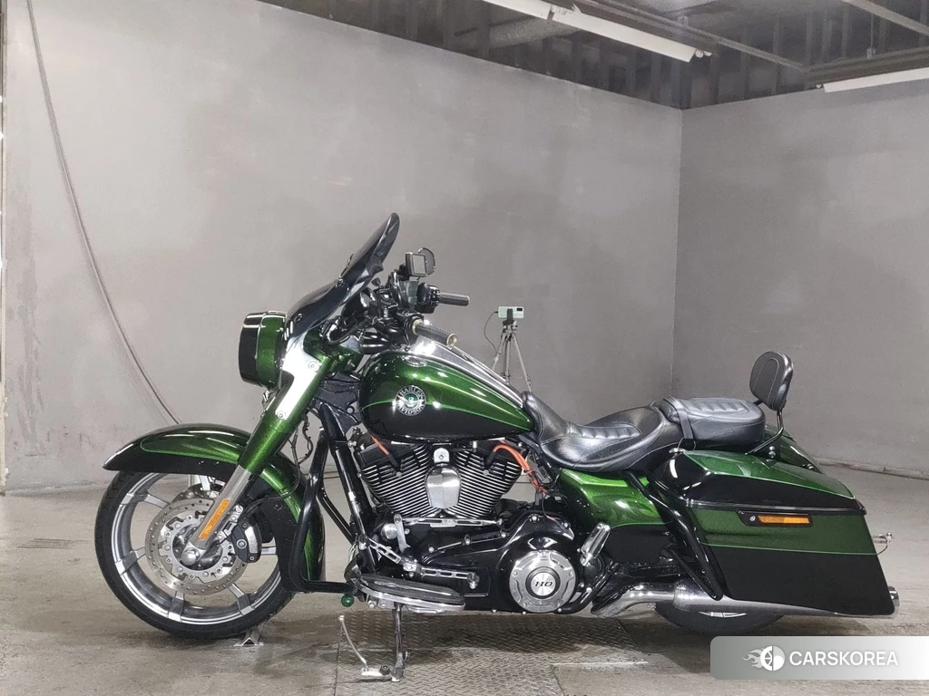 Проданный Harley-Davidson Road King Custom FLHRSE1800CVO 2014 из Японии