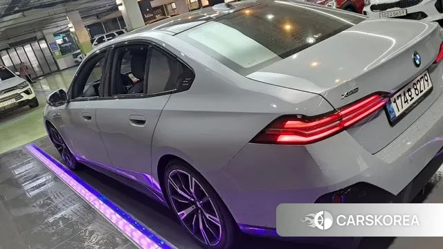 BMW 5 Series (G60) 2024 Цвет галактики из Кореи, фото 6