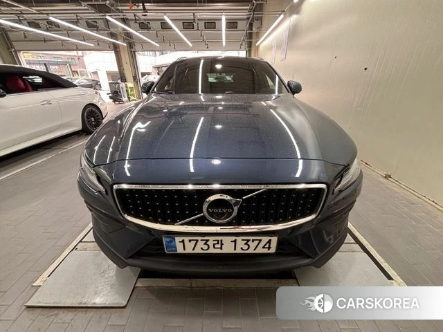 Volvo V60 Cross-Country 2nd Generation 2022 Синий из Кореи, фото 2