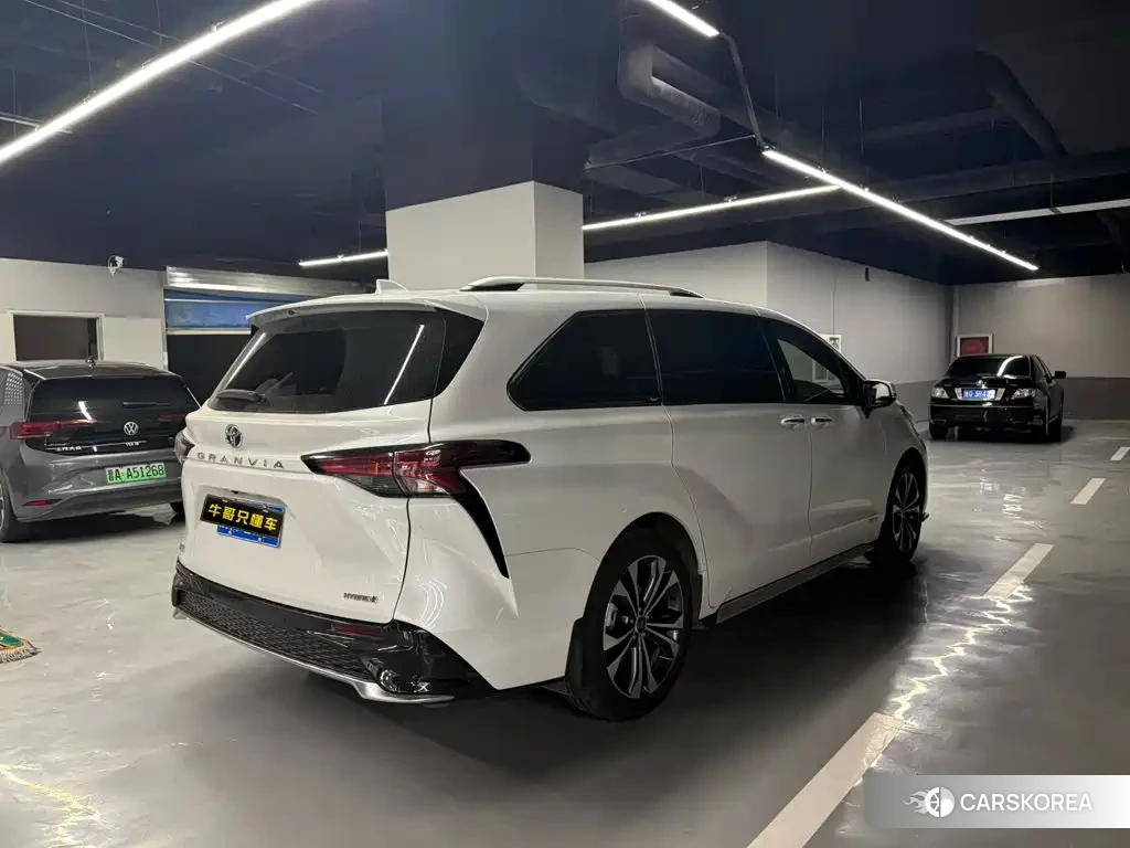 Toyota Granvia 2024 Белый из Китая, фото 2