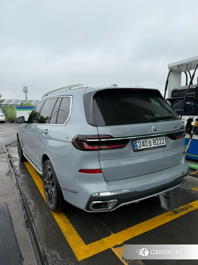 BMW X7 (G07) 2024 Светло-серебряный цвет из Кореи, фото 5