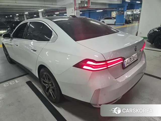 BMW 5 Series (G60) 2024 Белый из Кореи, фото 2