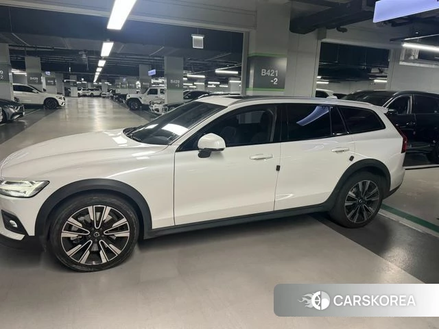 Volvo V60 Cross-Country 2nd Generation 2022 Белый из Кореи, фото 4