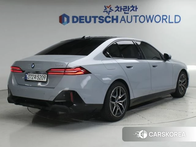 BMW 5 Series (G60) 2024 Серебристо-серый из Кореи, фото 6