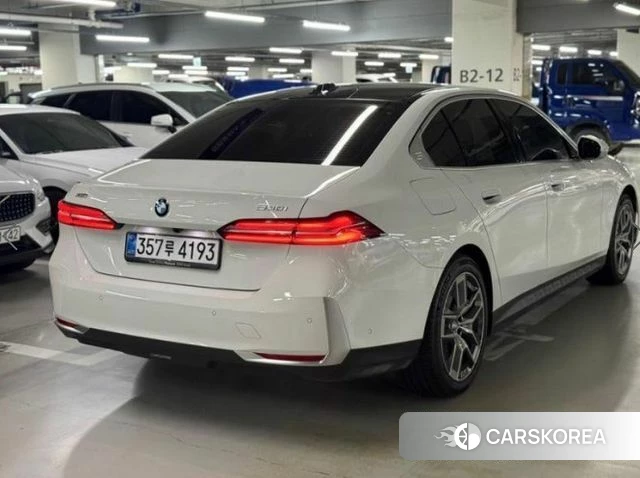 BMW 5 Series (G60) 2025 Белый из Кореи, фото 2