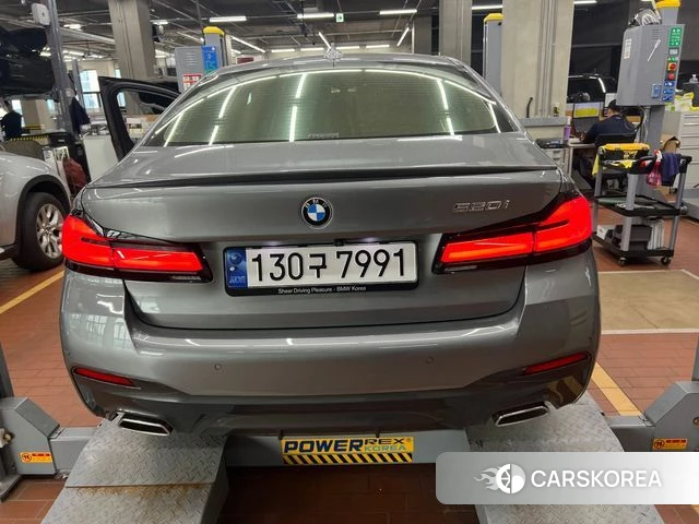 BMW 5 Series (G30) 2023 Серый из Кореи, фото 2