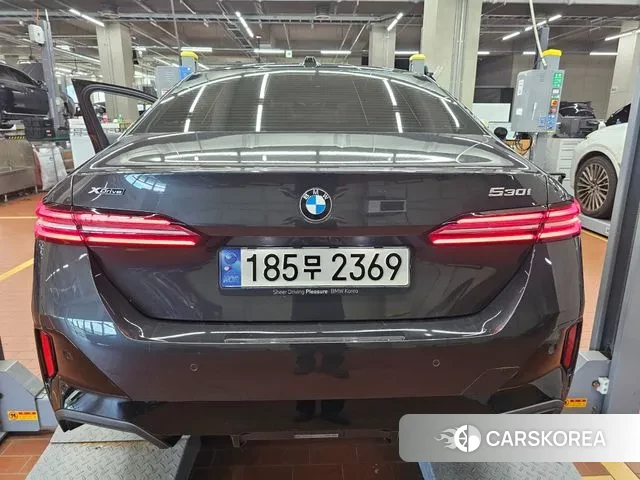 BMW 5 Series (G60) 2024 Серый из Кореи, фото 2