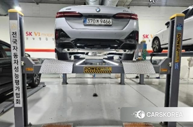 BMW 5 Series (G60) 2025 Серебристо-серый из Кореи, фото 2