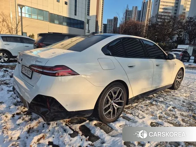 BMW 5 Series (G60) 2024 Белый из Кореи, фото 2