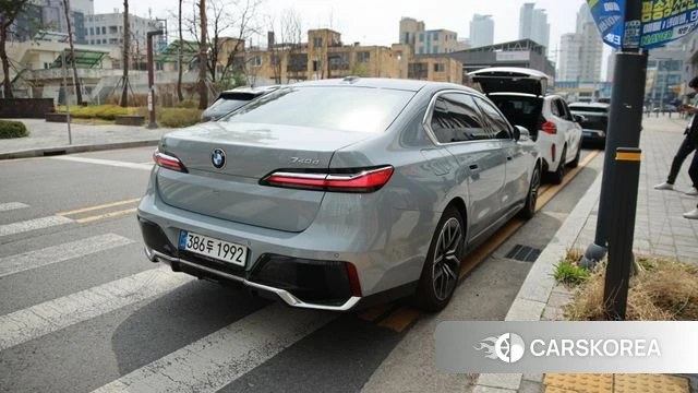 BMW 7 Series (G70) 2025 Цвет галактики из Кореи, фото 5