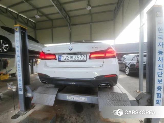 BMW 5 Series (G30) 2023 Белый из Кореи, фото 2