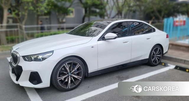 BMW 5 Series (G60) 2024 Белый из Кореи, фото 2