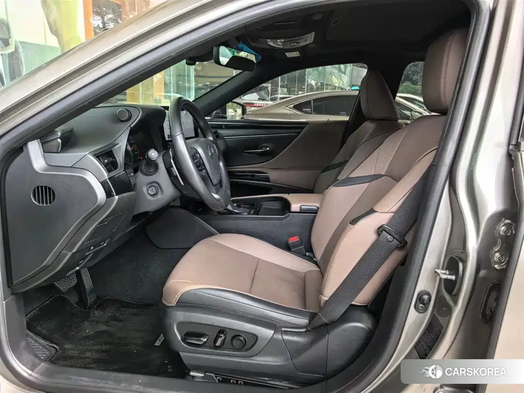 Lexus ES 2023 Silver/gray из Китая, фото 2