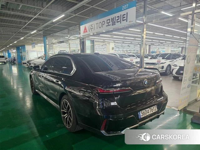 BMW 7 Series (G70) 2023 Черный из Кореи, фото 2