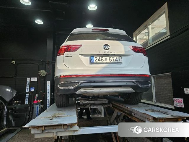 Volkswagen Tiguan Allspace 2023 Белый из Кореи, фото 2