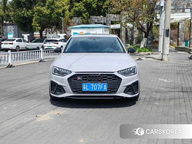 Audi A4L 2022 Серебристо-серый из Китая, фото 2
