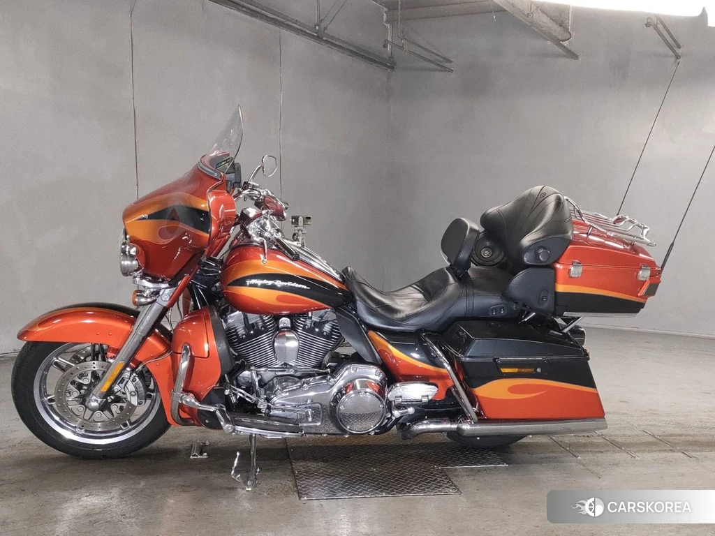 Проданный Harley-Davidson Electra Glide FLHTCUSE1800 CVO 2013 из Японии
