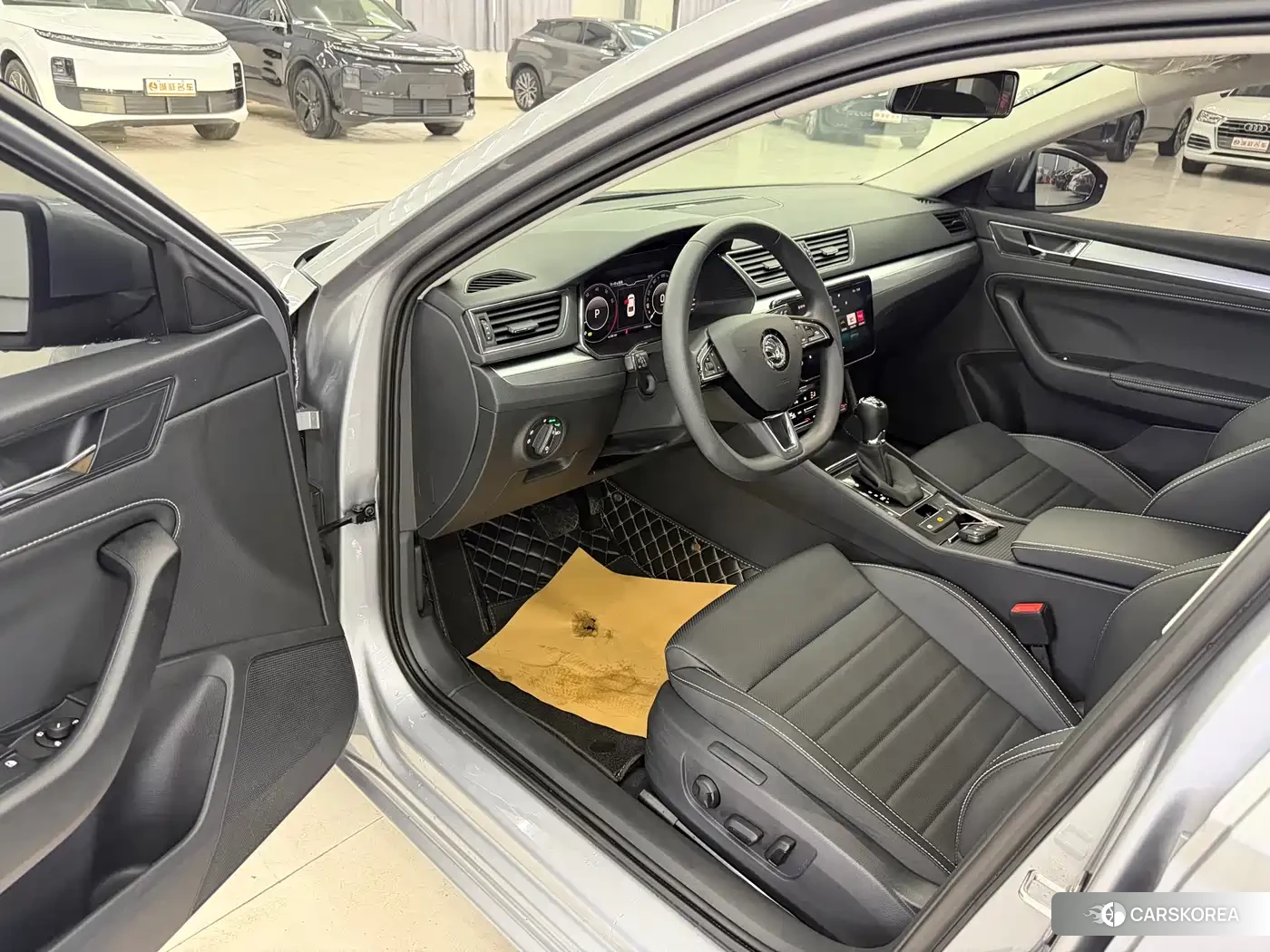 Skoda Superb 2024 Silver/gray из Китая, фото 3