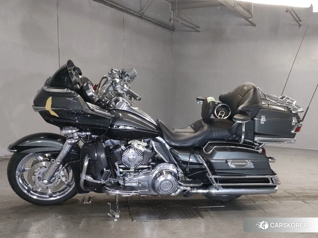 Проданный Harley-Davidson Road Glide FLTRUSE1800 CVO 2011 из Японии